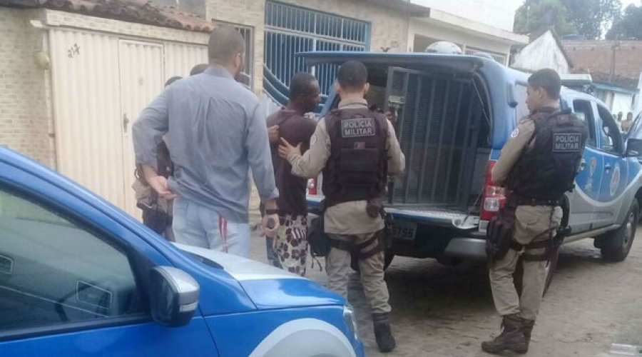 [Ousadia: Homem joga explosivo em delegacia e vai preso]