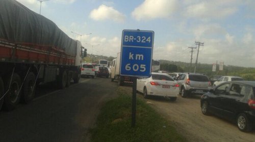 [Veículo capota na BR-324 e deixa trânsito congestionado na manhã desta segunda]