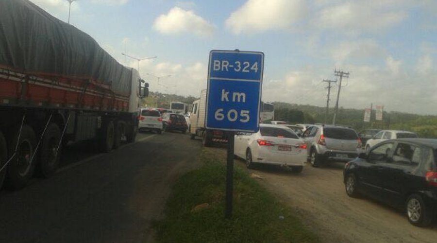 [Veículo capota na BR-324 e deixa trânsito congestionado na manhã desta segunda]