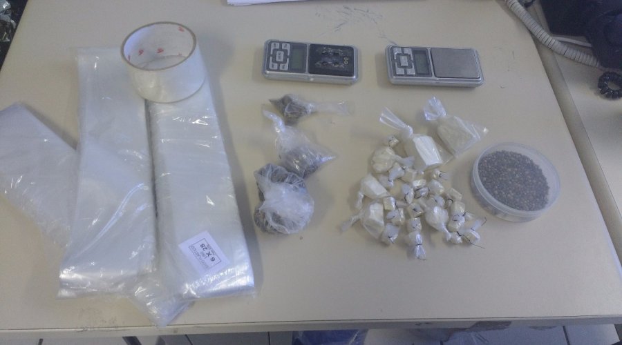 [É a crise: Cobrador de ônibus é flagrado com 30 porções de cocaína]