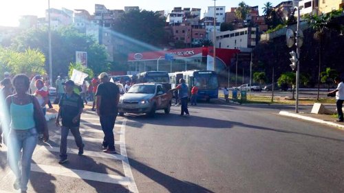 [Salvador: manifestantes fecham pistas na saída do Dique sentido Lapa]