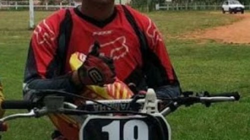[Enterrado corpo de piloto de motocross que morreu após cair de veículo]