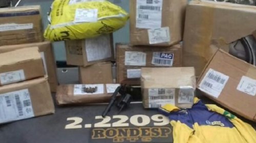 [Homem é preso e adolescente é apreendido após roubarem carro do Sedex]