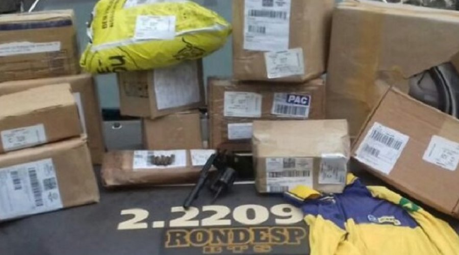 [Homem é preso e adolescente é apreendido após roubarem carro do Sedex]