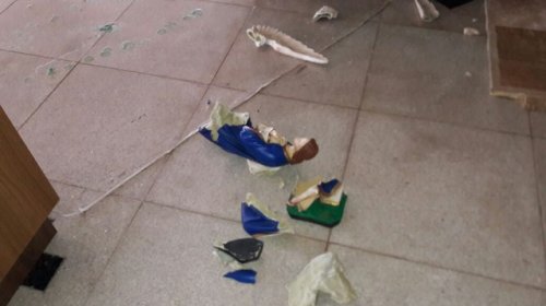 [Homem invade igreja e quebra imagens de anjos no altar emItanhém]