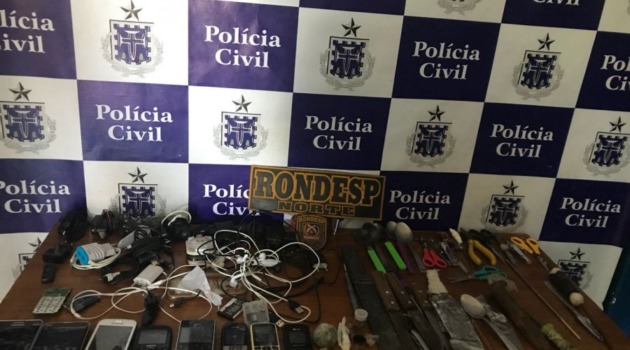 [Revista em carceragem de delegacia apreende facas, maconha e celulares]