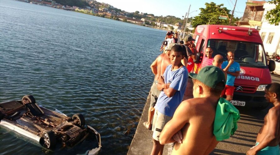 [Motorista perde controle da direção e veículo cai no mar no sul do estado]