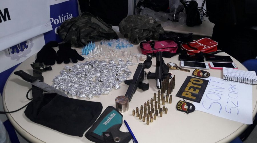 [Polícia intervém em briga de facções, prende três e apreende armas e drogas em Lauro de Freitas]