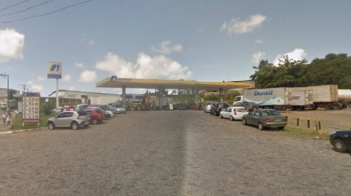 [Criminosos explodem cofre e destroem parte de posto de combustíveis]