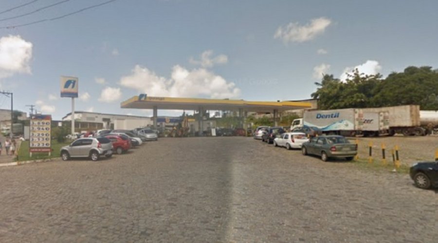 [Criminosos explodem cofre e destroem parte de posto de combustíveis]