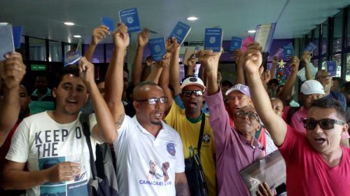 [Desempregados ocupam Prefeitura de Camaçari para exigir que lei dos 70% seja sancionada]