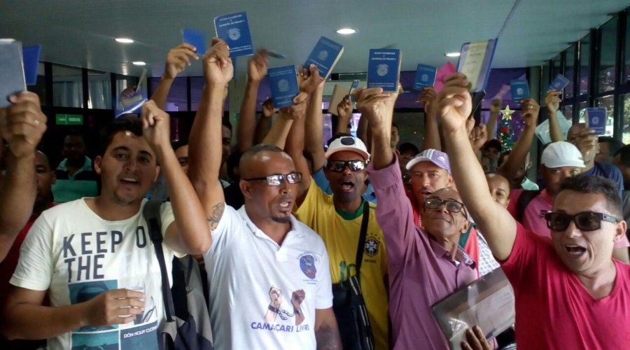 [Desempregados ocupam Prefeitura de Camaçari para exigir que lei dos 70% seja sancionada]