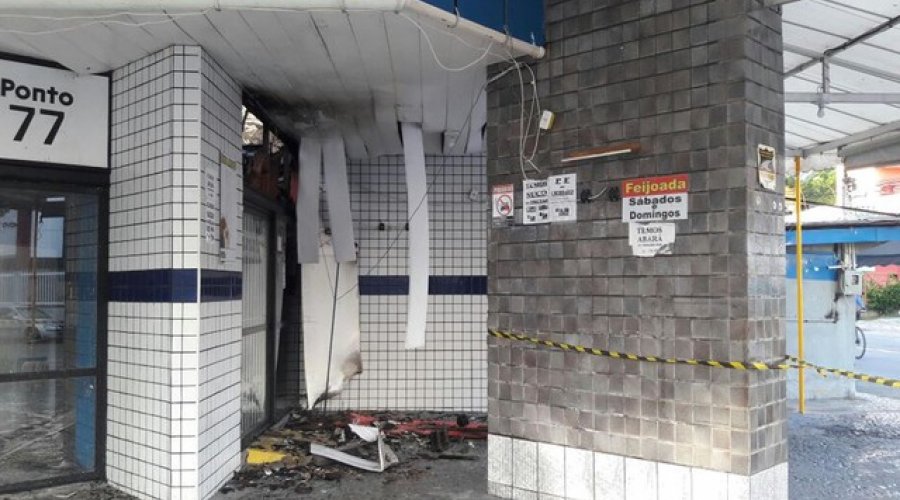 [Incêndio atinge bar no bairro da Pituba; Causas estão sendo investigadas]