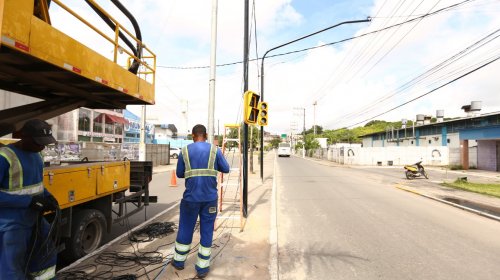 [Novos semáforos começam a ser instalados em Simões Filho ]