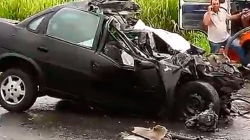 [Uma pessoa morre e 14 ficam feridas em acidente envolvendo dois carros e umônibus]