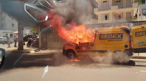 [Carro do “Correios “pega fogo na Avenida Garibaldi]