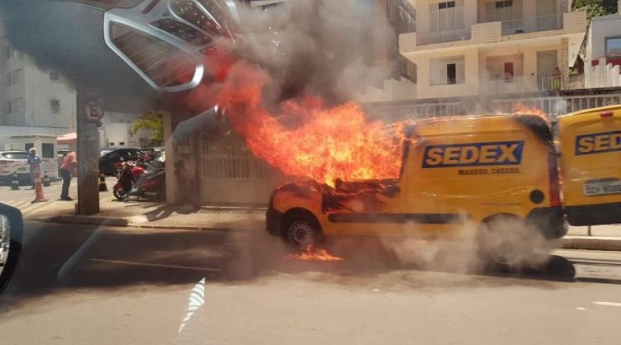 [Carro do “Correios “pega fogo na Avenida Garibaldi]