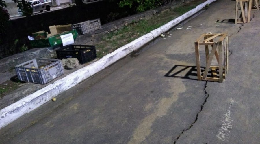 [Rachadura no asfalto revela risco de desabamento em Rio Vermelho]