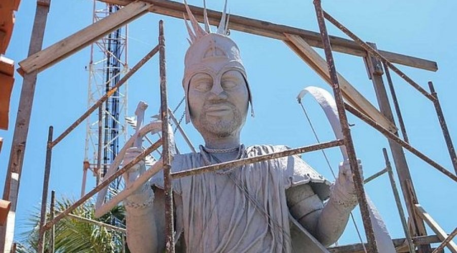 [Avenida Mãe Stella de Oxóssi ganha esculturas ]