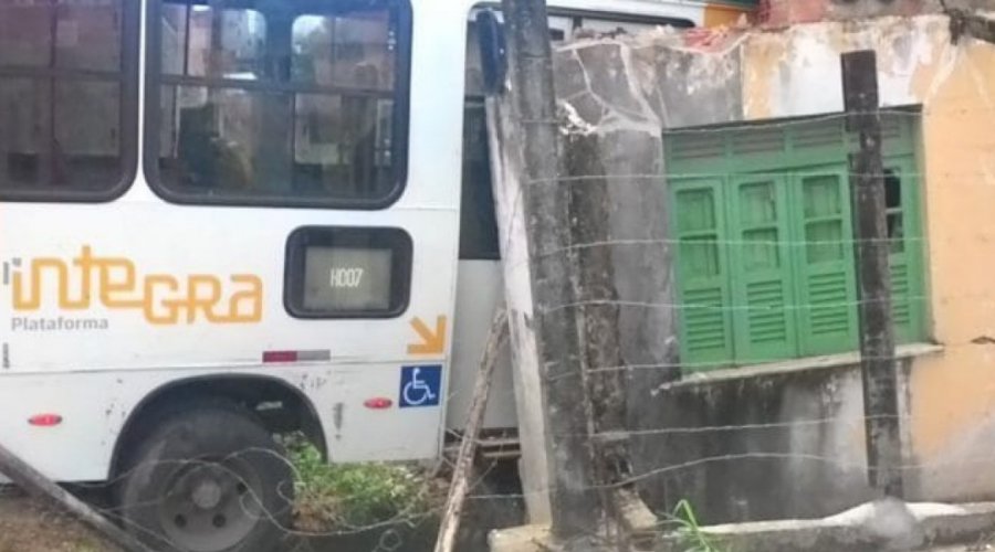 [Ônibus invade casa no final de linha do Rio Sena]