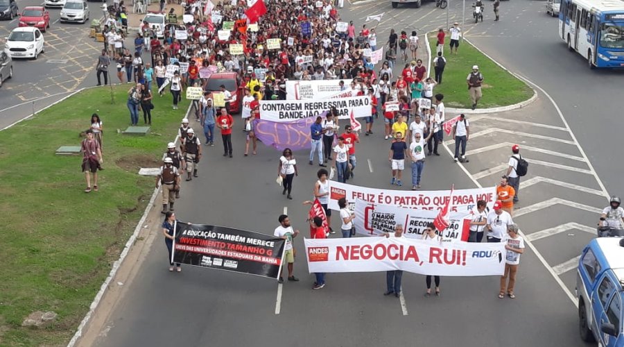 [Servidores estaduais fizeram protesto no Iguatemi]