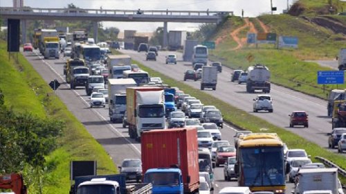 [Movimento é intenso na BR-324 na volta do feriado]