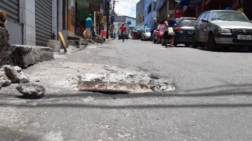 [Caixa coletora da EMBASA provoca cratera e expõe resíduos de esgoto em rua de Pernambués]