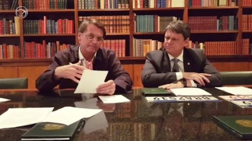 [Bolsonaro diz que índio está evoluindo e se tornando humano “igual a nós]