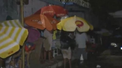 [Chuva, relento e assaltos: o drama dos ambulantes que esperam uma vaga no Carnaval de Salvador]