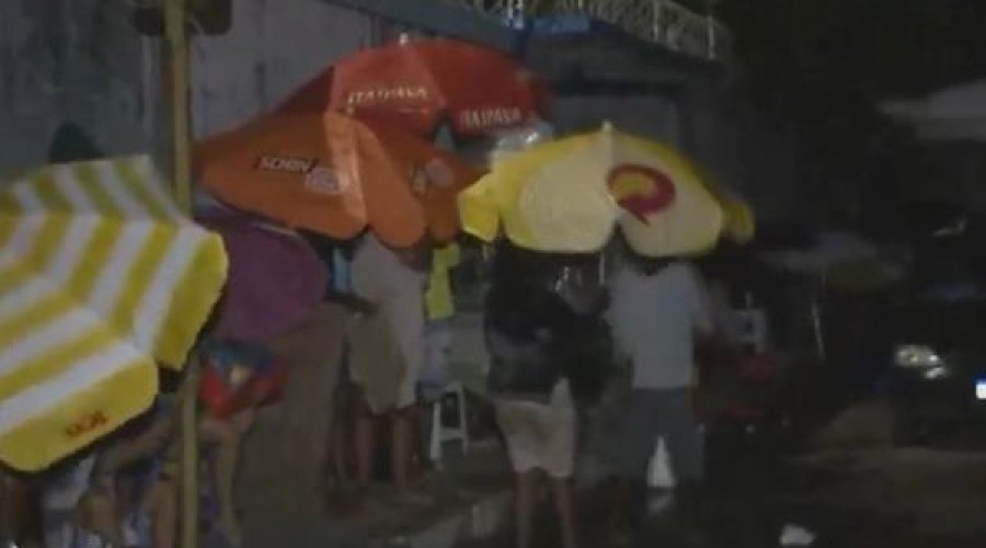 [Chuva, relento e assaltos: o drama dos ambulantes que esperam uma vaga no Carnaval de Salvador]