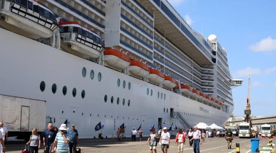 [Alta estação: cerca de 17 mil turistas chegam a Salvador em navios de cruzeiro]