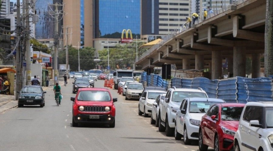 [Obras do BRT interditam trecho da Av. ACM na região da Praça Newton Rique]