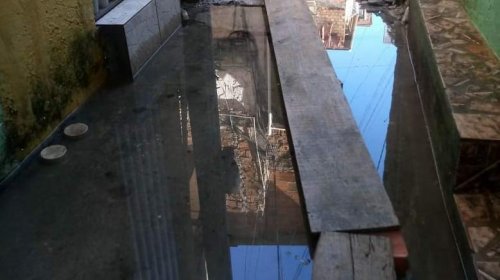 [Entupimento de esgoto em rua de Pernambués põe moradores em risco ]