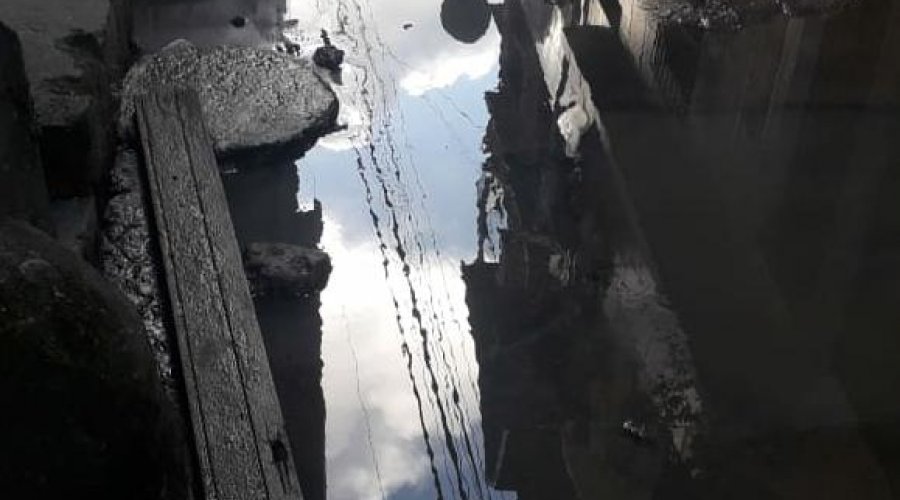 [Denúncia: morador reclama de vazamento em rua de Pernambués, 