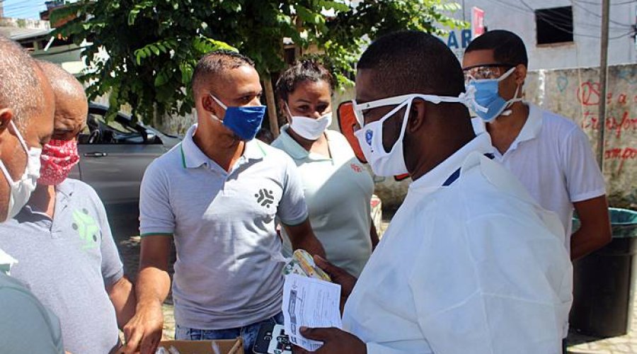 [Moradores e União Santa Cruz levam lanches para os profissionais da saúde em posto de testes rápidos da covid-19 em Santa Cruz ]