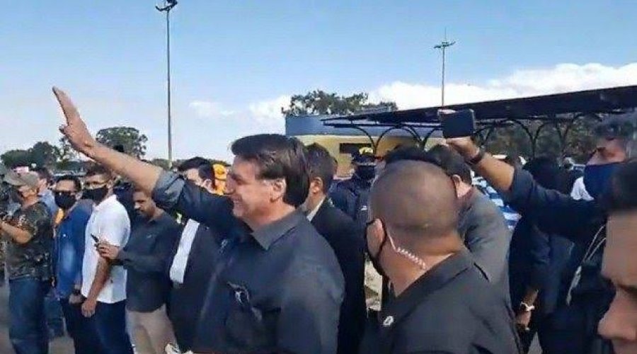 [Bolsonaro vai a Araguari sem máscara e causa aglomeração]