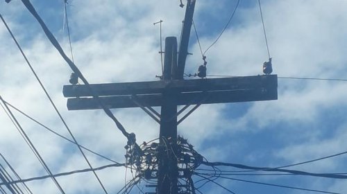 [Moradores da rua São Roque em Pernambués denunciam poste deteriorado preste a cair]