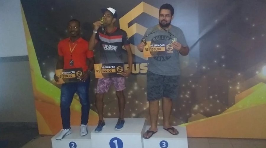 [Cultura e estilo de vida: trabalhador de Limpeza Urbana baiano, já conquistou a posição de primeiro e segundo lugar em jogos E-sports Eletrônicos do Gênero Luta]