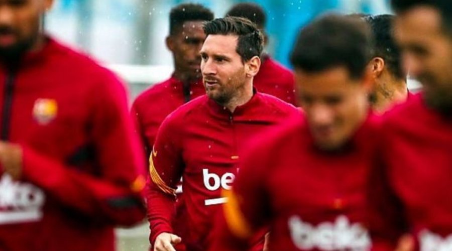 [Após polêmica sobre saída, Messi treina pela 1ª vez com o grupo no Barcelona]