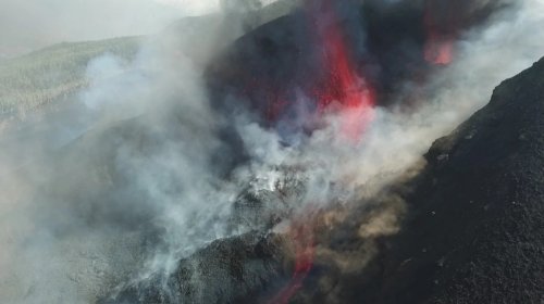 [Lava do vulcão Cumbre Vieja toca o mar nas Canárias]