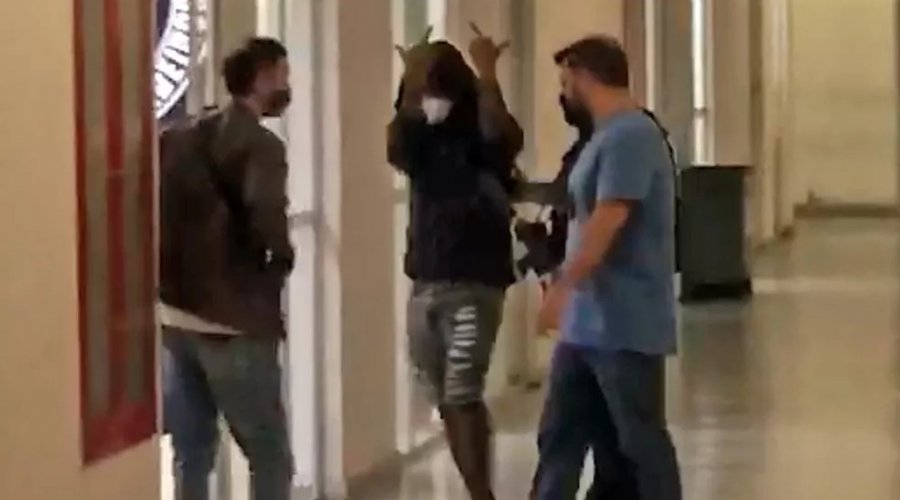 [Polícia localiza Nego do Borel em motel no Rio; cantor faz gesto obsceno ao chegar a delegacia: 'Quis me isolar', disse]