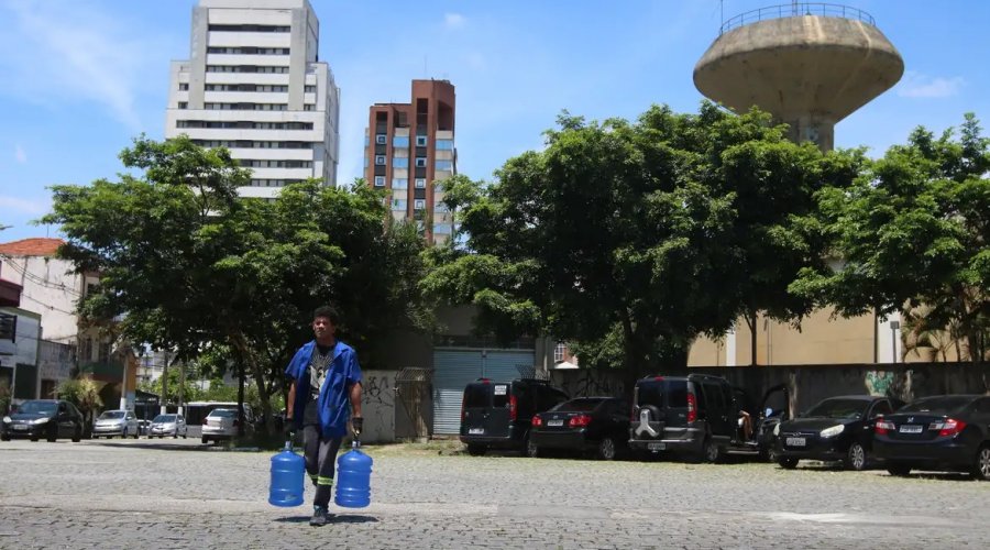 [Após privatização, Sabesp registra mais receita, demissão e vazamentos]