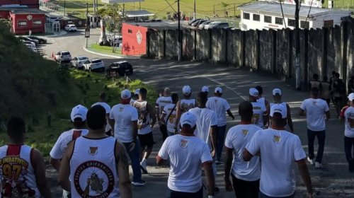 [Torcida organizada do Vitória confronta elenco após goleada para o Flamengo]