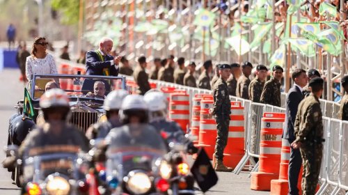 Lula e ministros acompanham desfile; público entoa [Lula e ministros acompanham desfile; público entoa