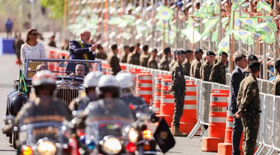 Lula e ministros acompanham desfile; público entoa [Lula e ministros acompanham desfile; público entoa