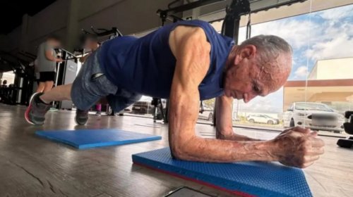 [Baiano de 79 anos supera 1 hora de prancha e vira motivação na academia]