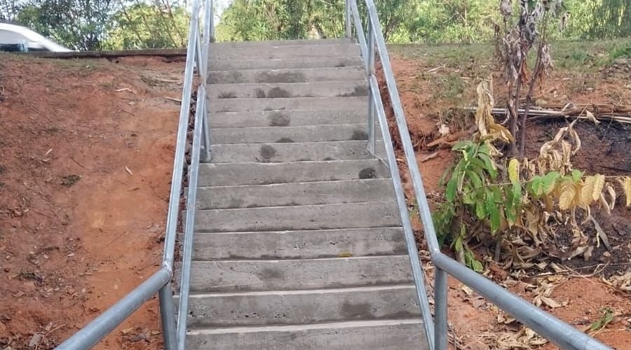 [Escadaria que liga a Rua 2 de Julho à Rua Luís Eduardo Magalhães é concluída]
