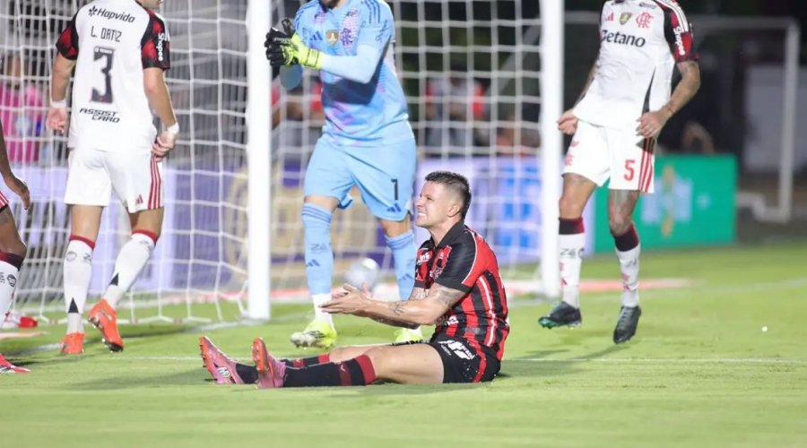 [Vitória perde para o Flamengo no Barradão após pênalti desperdiçado e retorno de Marinho]