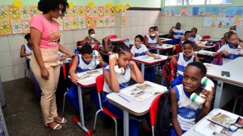 [Prefeitura propõe reajuste de 5,4% para professores e cria programa de bolsas para alunos da E...]