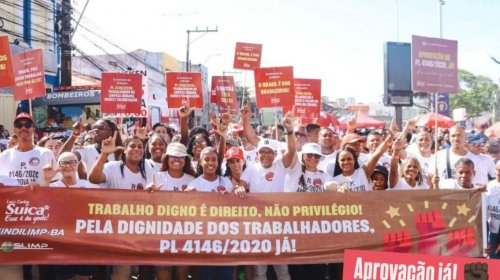 [SindilimpBA leva garis e margaridas às ruas no 2 de Julho para cobrar aprovação do PL 4146/2020]
